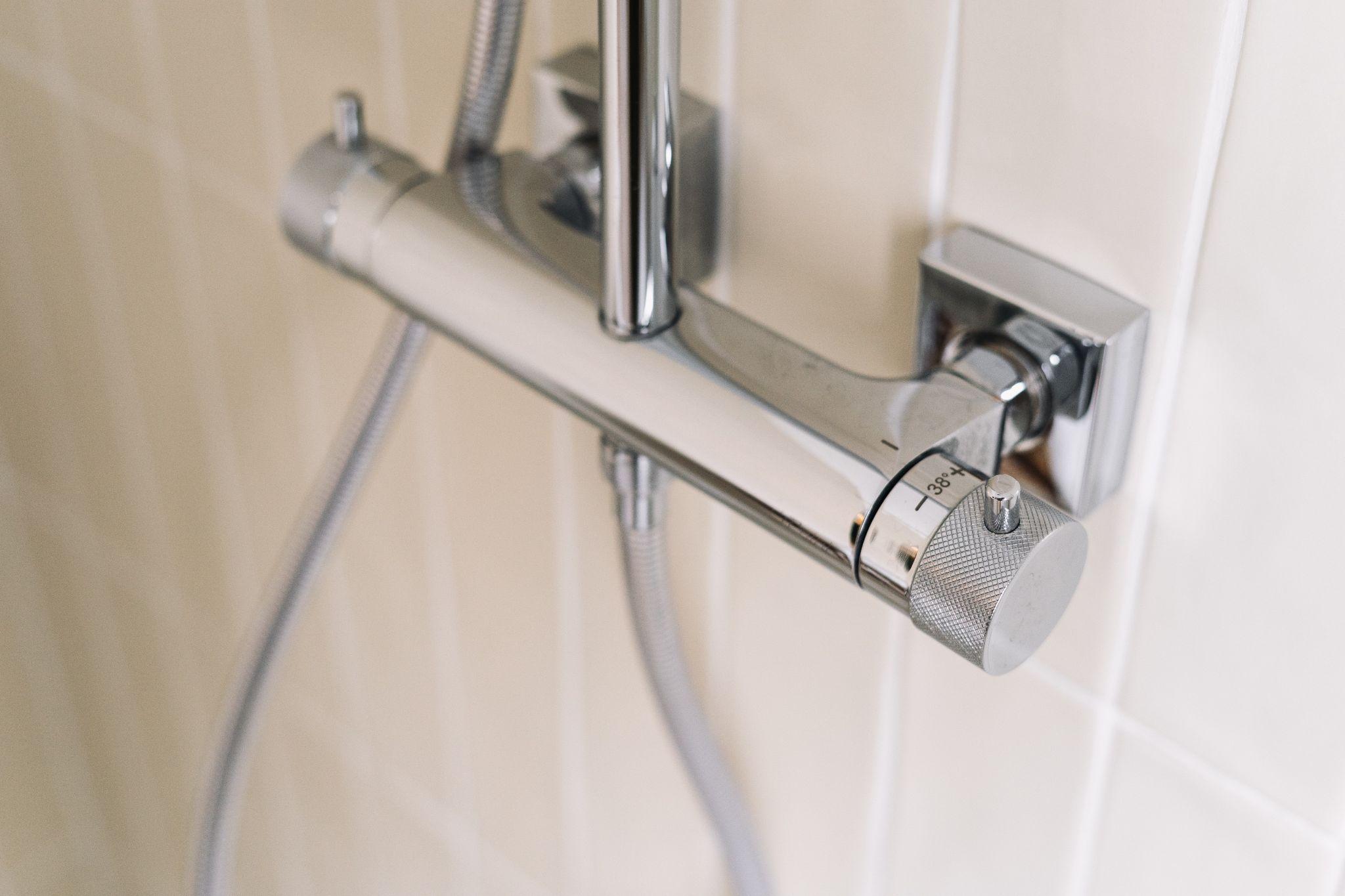 Bateria prysznicowa z termostatem – czy warto w nią zainwestować? Bezpieczeństwo i oszczędność w jednym