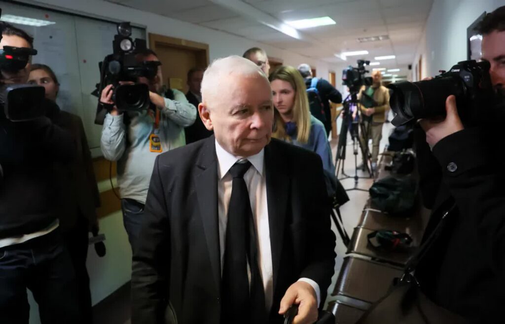 Prezes PiS stawił się w sądzie na rozprawie z prywatnego oskarżenia Brejzy 2 Prezes PiS Jarosław Kaczyński na korytarzu Sądu Rejonowego Warszawa - Śródmieście, fot. PAP/Leszek Szymański