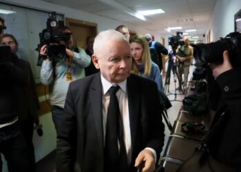Prezes PiS Jarosław Kaczyński na korytarzu Sądu Rejonowego Warszawa - Śródmieście, fot. PAP/Leszek Szymański
