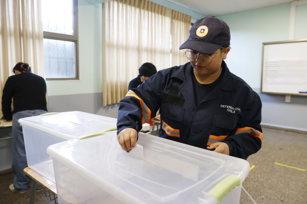 Wstępne wyniki wyborów prezydenckich: Jara i Kast zmierzą się w II turze Fot. PAP/EPA/ELVIS GONZAEZ