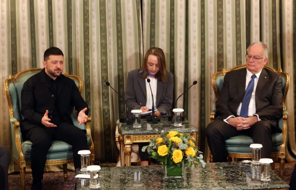 Prezydent Grecji Constantine Tassoulas rozmawia z prezydentem Ukrainy Wołodymyrem Zełenskim. Fot. PAP/EPA/ALEXANDROS BELTES