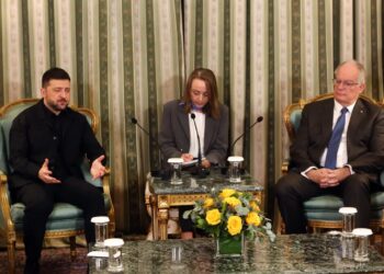 Prezydent Grecji Constantine Tassoulas rozmawia z prezydentem Ukrainy Wołodymyrem Zełenskim. Fot. PAP/EPA/ALEXANDROS BELTES