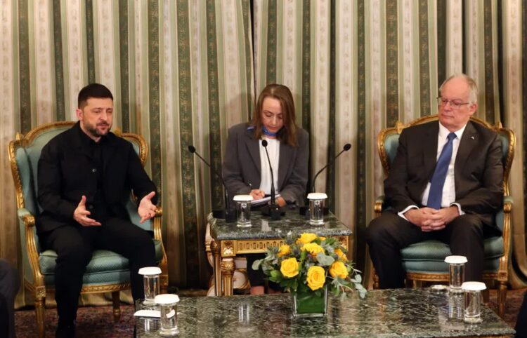 Prezydent Zełenski przybył do Aten. W centrum wizyty współpraca energetyczna 9 Prezydent Grecji Constantine Tassoulas rozmawia z prezydentem Ukrainy Wołodymyrem Zełenskim. Fot. PAP/EPA/ALEXANDROS BELTES