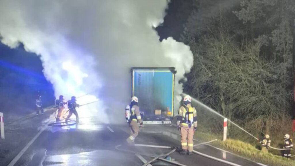 Na DK32 przywrócono ruch po pożarze naczepy ciężarówki 1 Fot. OSP Leśniów Wielki/FB