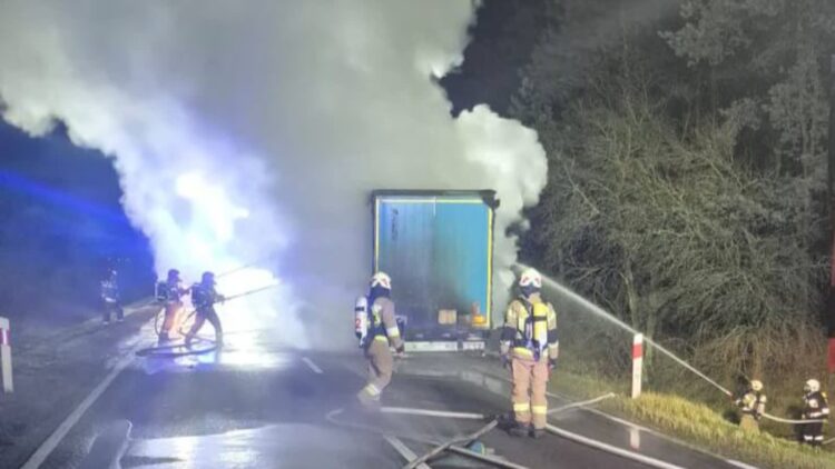 Na DK32 przywrócono ruch po pożarze naczepy ciężarówki 9 Fot. OSP Leśniów Wielki/FB