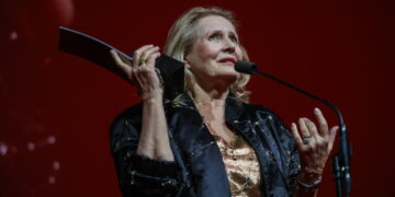 Laureatka Nagrody Filmowej Marszałka Województwa Kujawsko-Pomorskiego im. Poli Negri, aktorka Grażyna Szapołowska na gali otwarcia 33. Międzynarodowego Festiwalu Filmowego EnergaCAMERIMAGE. Fot. PAP/Mikołaj Kuras