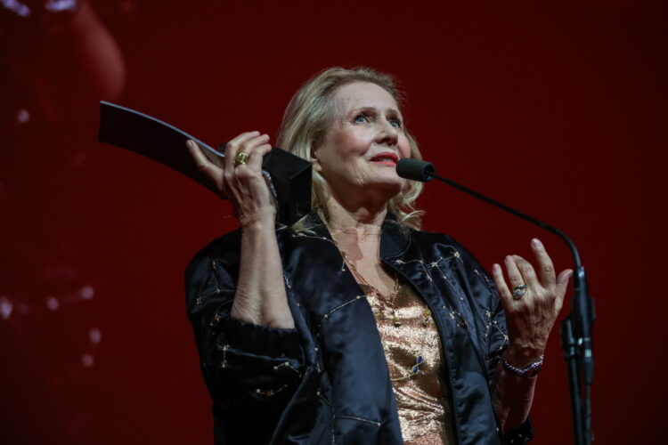 Rozpoczął się 33. festiwal EnergaCamerimage w Toruniu 9 Laureatka Nagrody Filmowej Marszałka Województwa Kujawsko-Pomorskiego im. Poli Negri, aktorka Grażyna Szapołowska na gali otwarcia 33. Międzynarodowego Festiwalu Filmowego EnergaCAMERIMAGE. Fot. PAP/Mikołaj Kuras