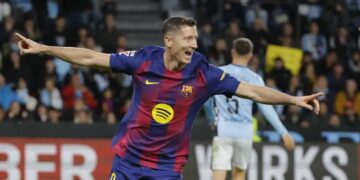 Lewandowski w świetnej formie. Hat-trick Polaka zapewnił Barcelonie zwycięstwo 3 Robert Lewandowski. Fot. PAP/EPA/Lavandeira Jr.