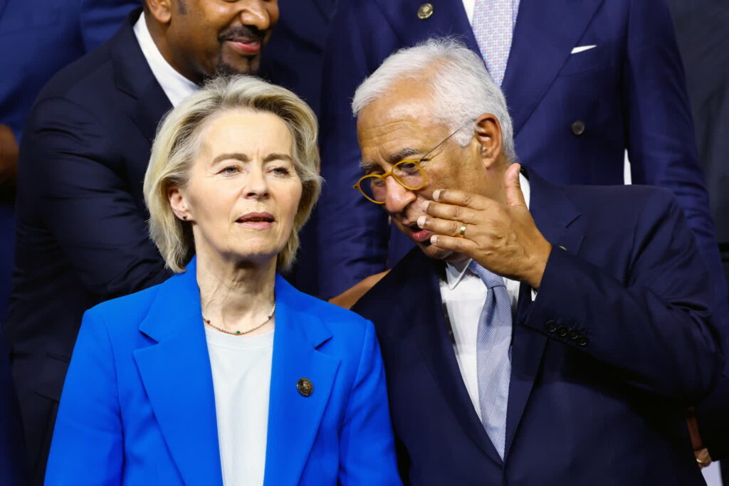 Szefowa KE Ursula von der Leyen. Obok niej unijny prezydent Antonio Costa (PAP/EPA/THOMAS MUKOYA / POOL)