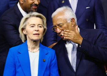 Szefowa KE Ursula von der Leyen. Obok niej unijny prezydent Antonio Costa (PAP/EPA/THOMAS MUKOYA / POOL)