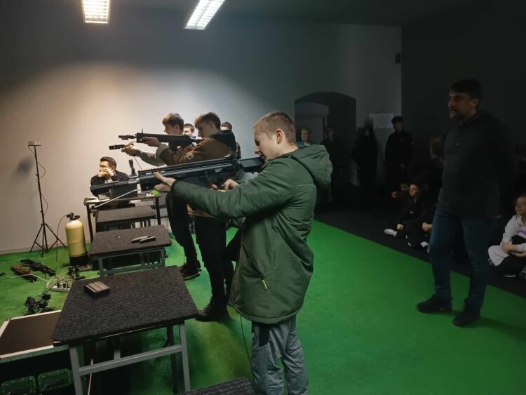 Wirtualna strzelnica dla uczniow żarskiej placówki 9 fot. K.Gonera