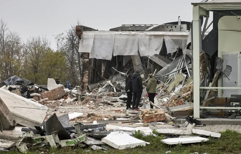 Rosja zaatakowała Ukrainę 69 dronami. Fot. PAP/EPA/SERGEY KOZLOV