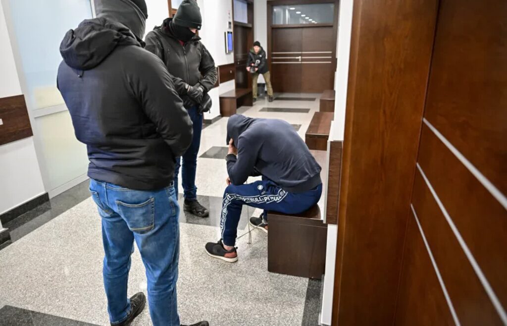 Jeden z oskarżonych Bartłomiej R. (P) w drodze na posiedzenie aresztowe w Sądzie Rejonowym we Wrocławiu, fot. Maciej Kulczyński