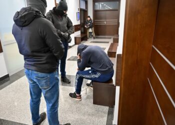 Śmierć 34-latka zamkniętego w bagażniku. Jest areszt dla podejrzanych o brutalne uprowadzenie 12 Jeden z oskarżonych Bartłomiej R. (P) w drodze na posiedzenie aresztowe w Sądzie Rejonowym we Wrocławiu, fot. Maciej Kulczyński