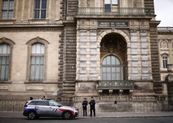 Kradzież klejnotów w Luwrze. Nowe informacje prokuratury ws. oskarżonych 15 Francuska policja pod zniszczonym oknem muzeum, gdzie doszło do kradzieży, fot. PAP/EPA/YOAN VALAT