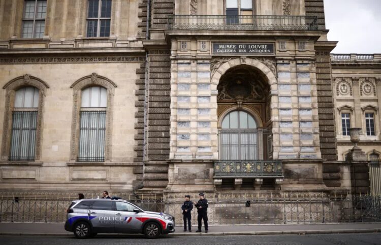 Kradzież klejnotów w Luwrze. Nowe informacje prokuratury ws. oskarżonych 9 Francuska policja pod zniszczonym oknem muzeum, gdzie doszło do kradzieży, fot. PAP/EPA/YOAN VALAT