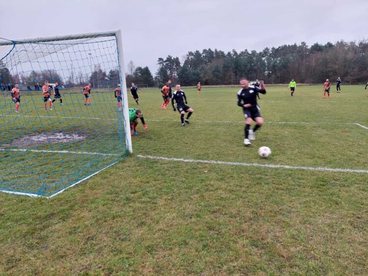 Iskrzyło w meczu zielonogórskiej klasy A. Lider ze Świdnicy pokonał Spartę Łężyca 9 Iskrzyło w meczu zielonogórskiej klasy A. Lider ze Świdnicy pokonał Spartę Łężyca Radio Zachód - Lubuskie