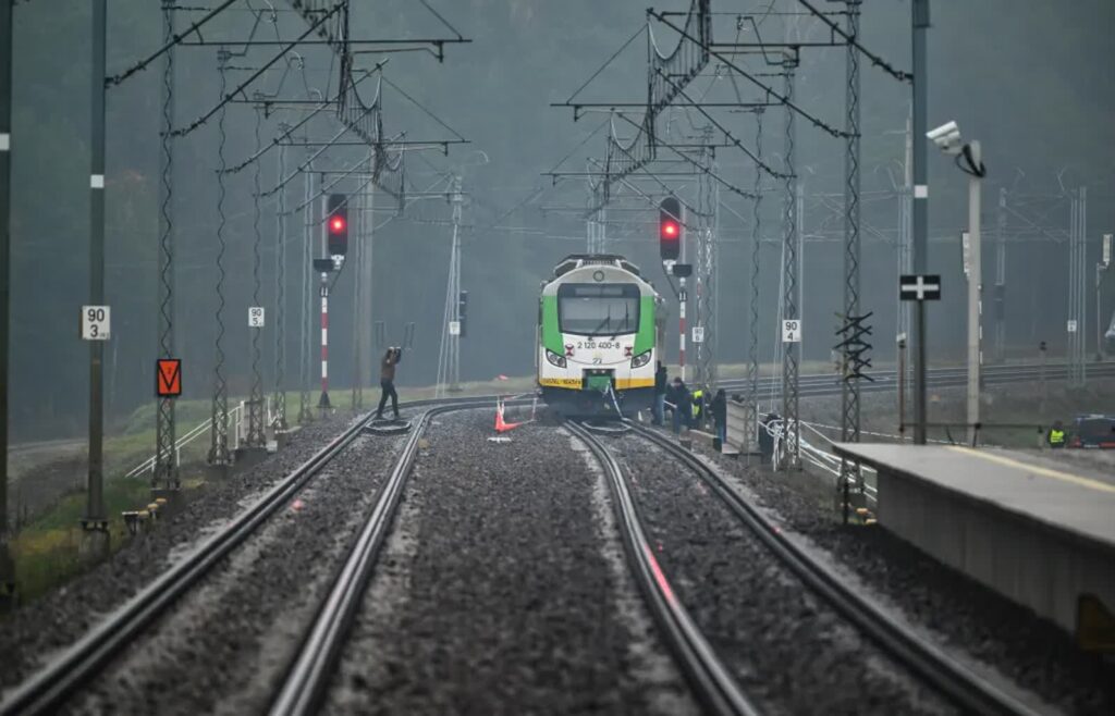 Akty dywersji na kolei. Sąd zdecydował ws. podejrzanych 3 Działania służb przy zniszczonym fragmencie torowiska na trasie Dęblin-Warszawa przy stacji kolejowej w okolicy miejscowości Mika. Fot. PAP/Przemysław Piątkowski