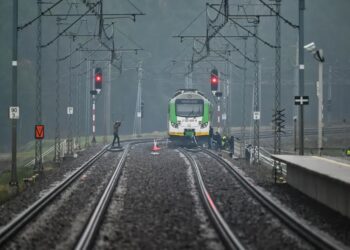 Działania służb przy zniszczonym fragmencie torowiska na trasie Dęblin-Warszawa przy stacji kolejowej w okolicy miejscowości Mika. Fot. PAP/Przemysław Piątkowski
