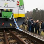 Mika w pow. garwolińskim, gdzie doszło do aktu dywersji na torach. Na premier Donald Tusk, szef MSWiA Marcin Kierwiński i minister koordynator służb specjalnych Tomasz Siemoniak Fot. PAP/KPRM