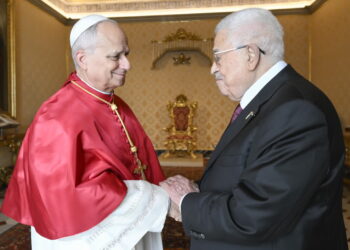 Papież Leon XIV i prezydent Autonomii Palestyńskiej Mahmud Abbas. Fot. PAP/EPA/VATICAN MEDIA HANDOUT