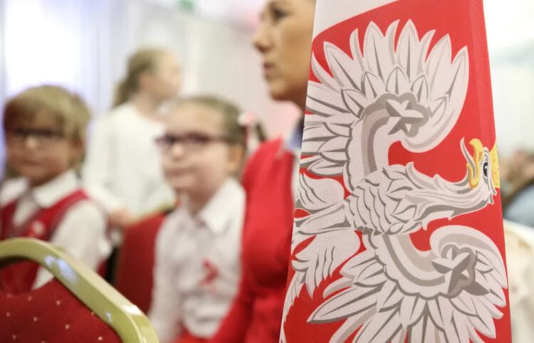 Ponad 4,8 mln uczniów zgłosiło się do akcji „Szkoła do hymnu” 9 „Szkoła do hymnu” to kontynuacja akcji, która rozpoczęła się w 2018 r. pod hasłem „Rekord dla Niepodległej”. Fot. PAP/ Leszek Szymański (zdjęcie ilustracyjne)