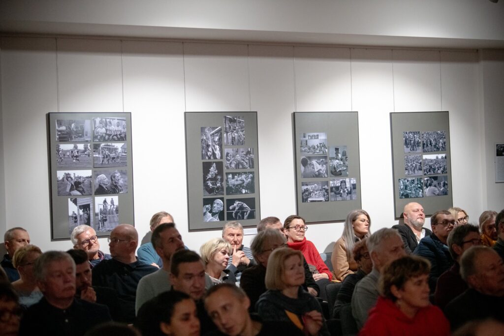 Otwarcie wystawy "Fotoreportaże" autorstwa Tomasza Gawałkiewicza Radio Zachód - Lubuskie