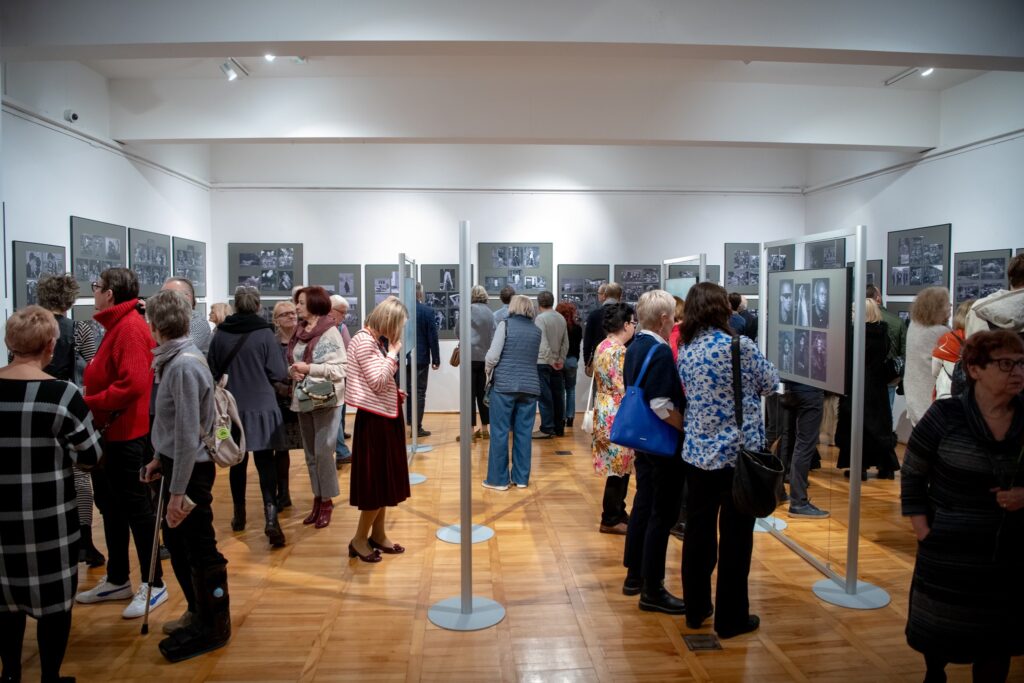 Otwarcie wystawy "Fotoreportaże" autorstwa Tomasza Gawałkiewicza Radio Zachód - Lubuskie