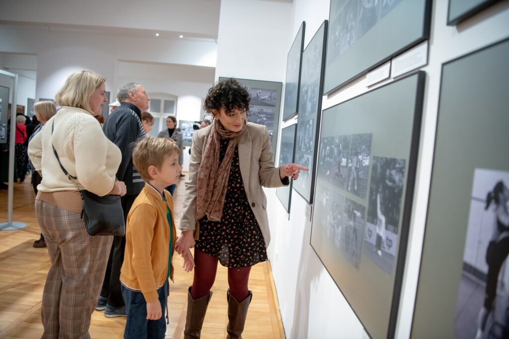 Otwarcie wystawy "Fotoreportaże" autorstwa Tomasza Gawałkiewicza Radio Zachód - Lubuskie