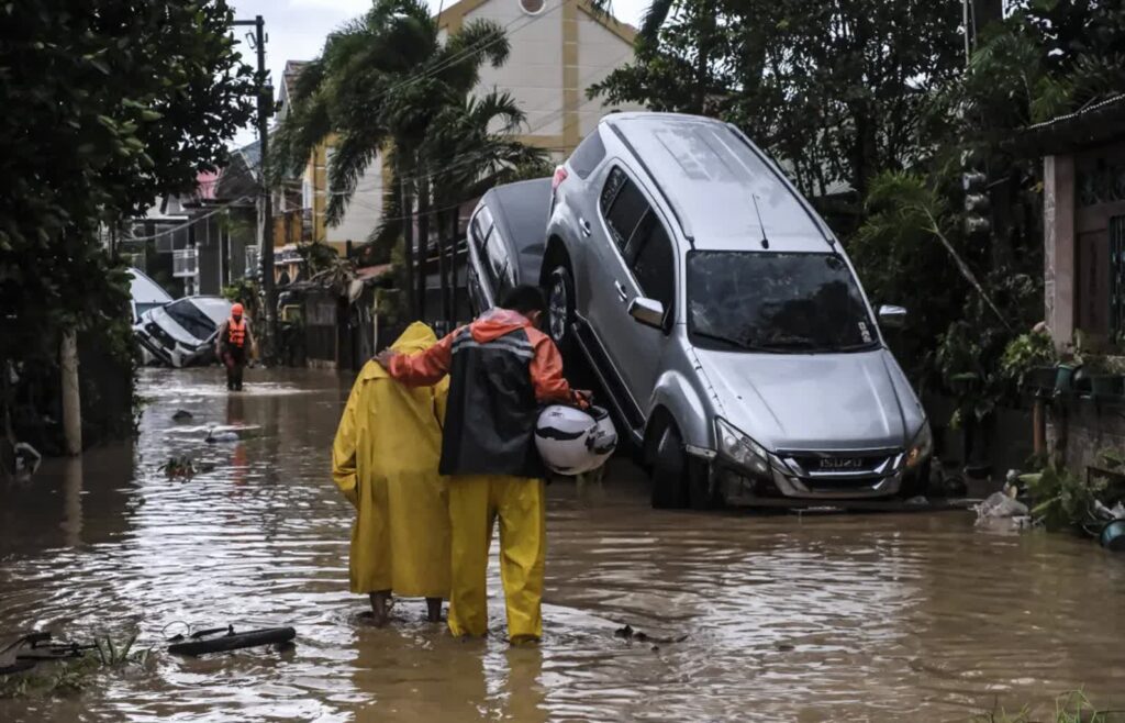 Tragiczne skutki tajfunu Kalmaegi na Filipinach, fot. PAP/EPA/JUANITO ESPINOSA