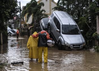 Tragiczne skutki tajfunu Kalmaegi na Filipinach, fot. PAP/EPA/JUANITO ESPINOSA