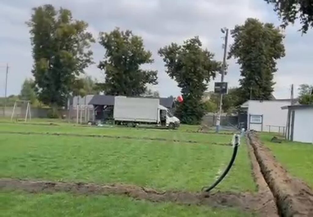 Zraszacze na boisku w Tuplicach fot. UG Tuplice