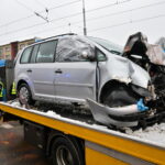 Miejsce kolizji samochodu osobowego i tramwaju we Wrocławiu. Fot. PAP/Maciej Kulczyński