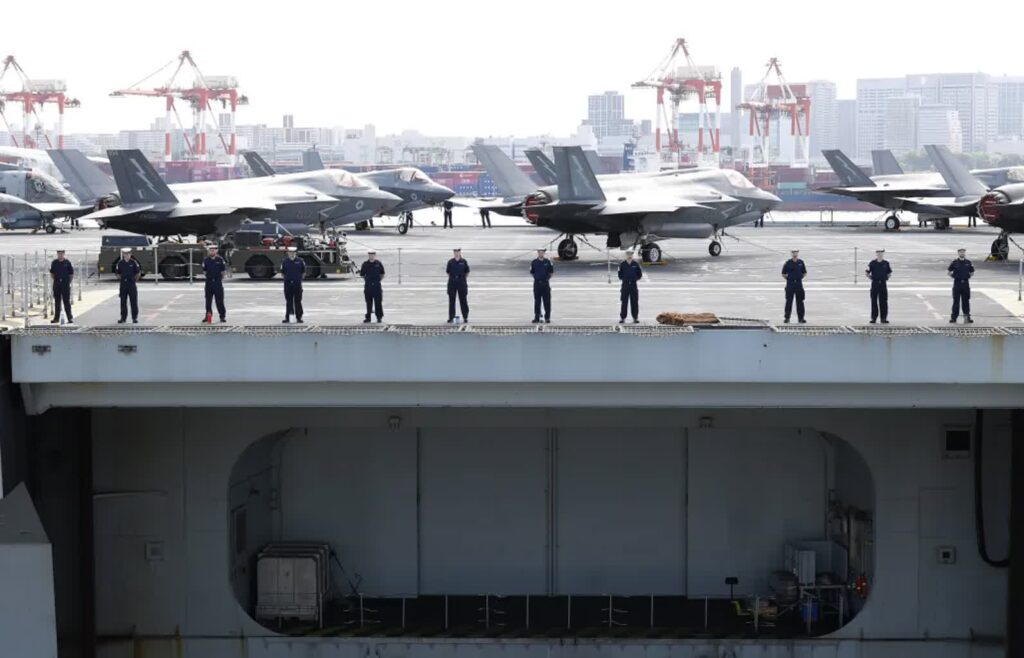Lotniskowiec Royal Navy i jego myśliwce F-35 oddane pod dowództwo NATO 1 HMS Prince of Wales. Fot. PAP/EPA/ RODRIGO MARIN