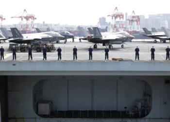 Lotniskowiec Royal Navy i jego myśliwce F-35 oddane pod dowództwo NATO 13 HMS Prince of Wales. Fot. PAP/EPA/ RODRIGO MARIN