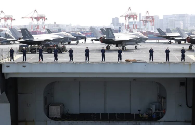 Lotniskowiec Royal Navy i jego myśliwce F-35 oddane pod dowództwo NATO 9 HMS Prince of Wales. Fot. PAP/EPA/ RODRIGO MARIN