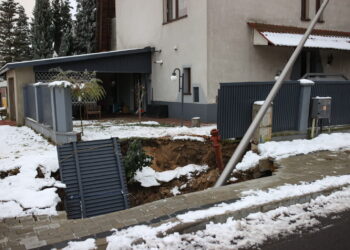 OLKUSZ ZAPADLISKO NA OSIEDLU MIESZKALNYM. Fot. PAP/Jarek Praszkiewicz