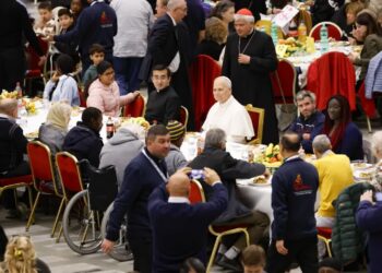 Papież zjadł obiad z ubogimi, w tym osobami transseksualnymi 13 Papież je obiad z ubogimi Fot. PAP/EPA/FABIO FRUSTACI