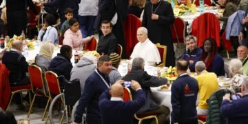 Papież je obiad z ubogimi Fot. PAP/EPA/FABIO FRUSTACI