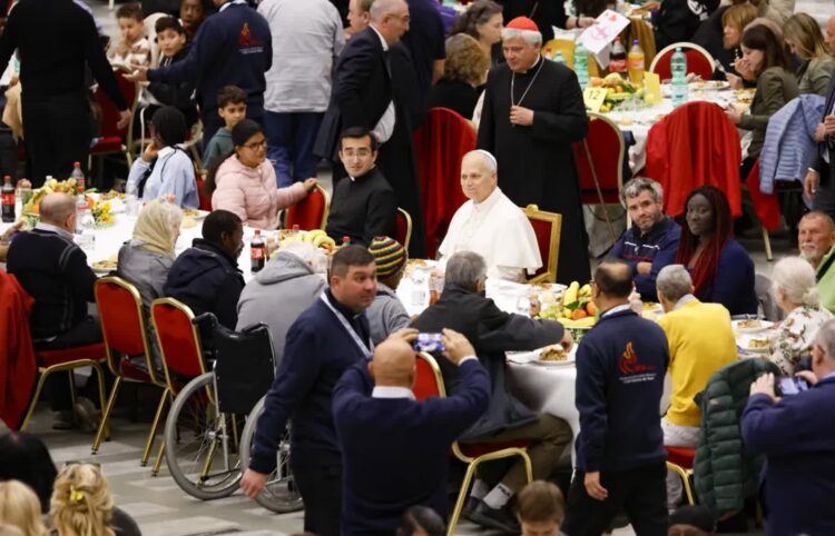 Papież je obiad z ubogimi Fot. PAP/EPA/FABIO FRUSTACI