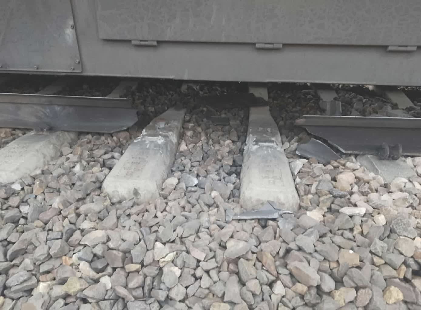 Ktoś wysadził tory w pow. garwolińskim. Ruch odbywa się sąsiednim torem