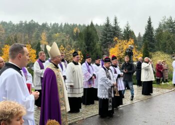 Wierni świętowali Dzień Zaduszny na zielonogórskim cmentarzu [ZDJĘCIA] Radio Zachód - Lubuskie