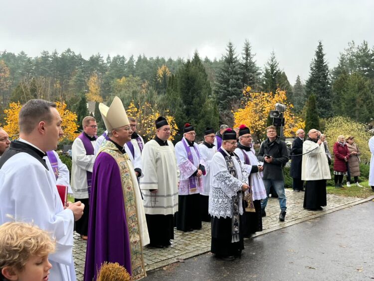 Wierni świętowali Dzień Zaduszny na zielonogórskim cmentarzu [ZDJĘCIA] Radio Zachód - Lubuskie