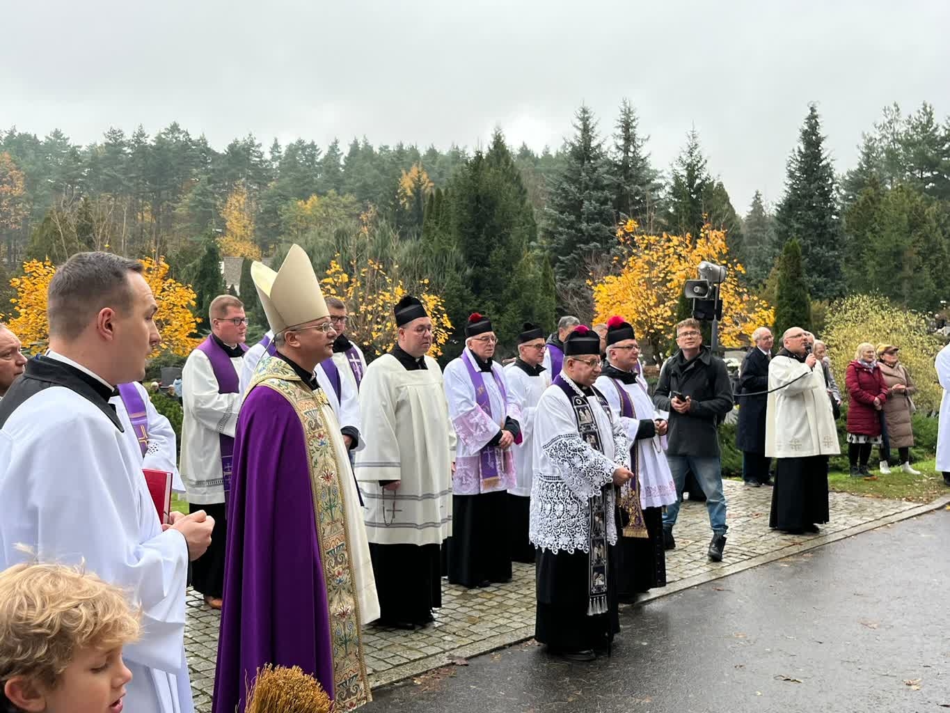 Wierni świętowali Dzień Zaduszny na zielonogórskim cmentarzu [ZDJĘCIA] Radio Zachód - Lubuskie