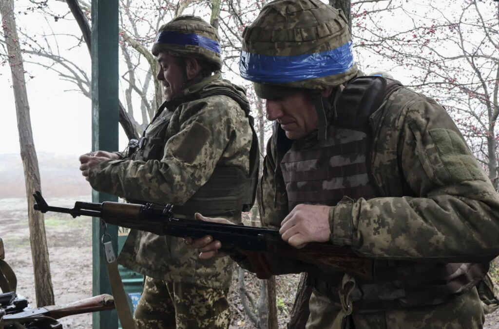 Ukraińskie drony uszkodziły rosyjski terminal i tankowce floty cieni Ukraińscy żołnierze (PAP/EPA/UKRAINE'S 65TH MECHANIZED BRIGADE PRESS SERVICE HANDOUT)