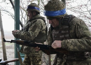 Ukraińscy żołnierze (PAP/EPA/UKRAINE'S 65TH MECHANIZED BRIGADE PRESS SERVICE HANDOUT)