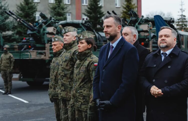 Przekazanie pierwszego seryjnego Przeciwlotniczego Systemu Rakietowo - Artyleryjskiego PILICA dowództwu 34. Dywizjonu Rakietowego Obrony Powietrznej w siedzibie jednostki w Bytomiu Fot. PAP/Art Service