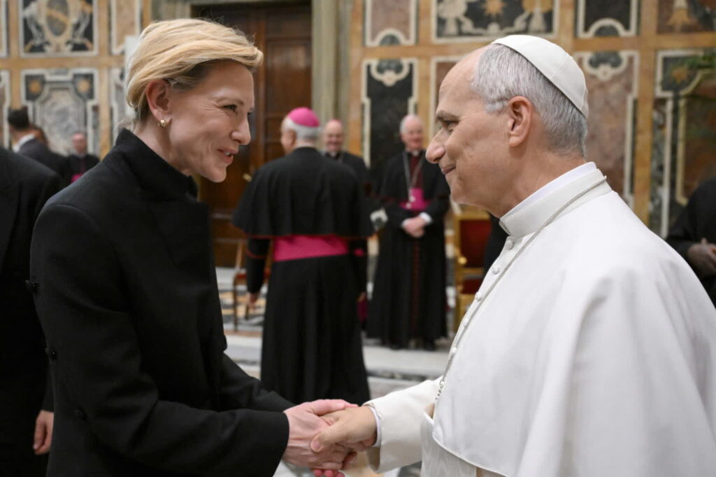 Cate Blanchett i Papież Leon XIV. Fot. PAP/EPA/VATICAN MEDIA HANDOUT