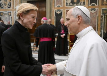 Papież do ludzi kina: bądźcie rzemieślnikami nadziei 10 Cate Blanchett i Papież Leon XIV. Fot. PAP/EPA/VATICAN MEDIA HANDOUT