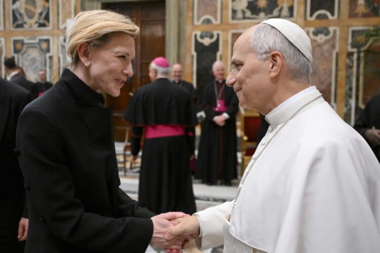 Cate Blanchett i Papież Leon XIV. Fot. PAP/EPA/VATICAN MEDIA HANDOUT